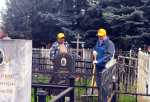 Павел Плотников и Сергей Чеботарев приняли участие в субботнике на Воздвиженском кладбище