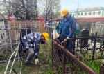 Павел Плотников и Сергей Чеботарев приняли участие в субботнике на Воздвиженском кладбище