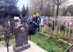 Павел Плотников и Сергей Чеботарев приняли участие в субботнике на Воздвиженском кладбище