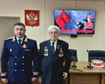 В Тамбовской области руководитель следственного управления вручил ветерану Александру Тимофеевичу Храмцову ведомственную медаль «80 лет Победы в Великой Отечественной войне 1941-1945 гг.»