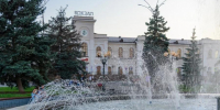Старые ели на Привокзальной площади в Тамбове хотят вырубить - OnlineTambov.Ru