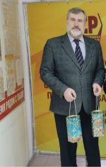 Павел Плотников вручил участникам СВО и их семьям подарки и поздравительные письма